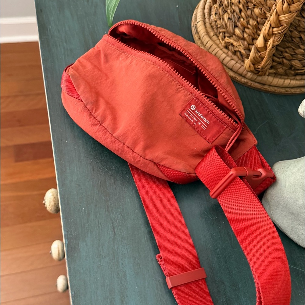 Lululemon Clean Lines Belt Bag in Red Rock. In pre-owned condition - Picture 2 of 9